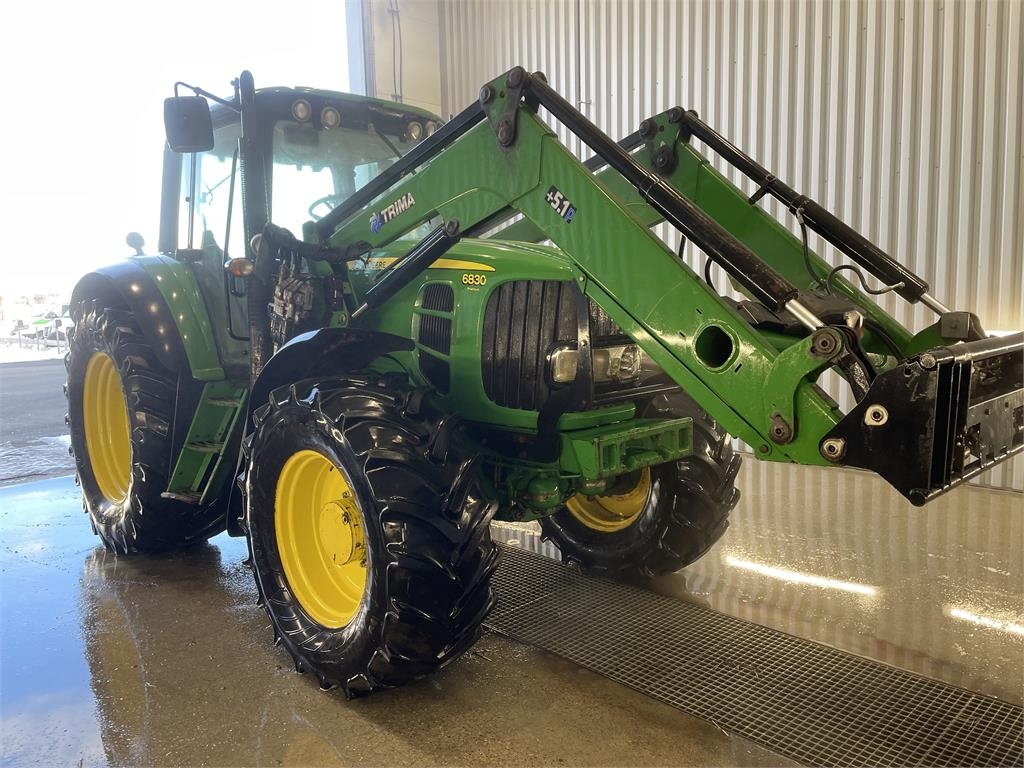 John Deere 6830