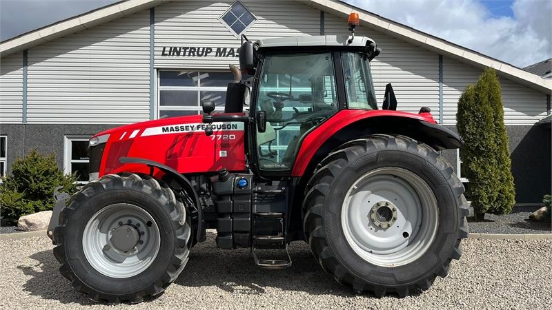 Massey Ferguson 7720 Med frontlift og 4stk næsten nye dæk.