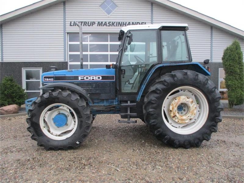 New Holland 7840 SLE, med rigtig god dæk montering og knap på