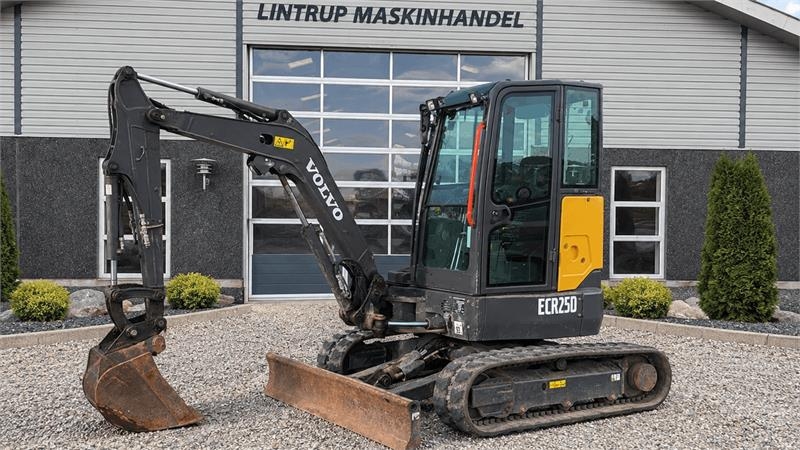 Mini-pelle Volvo ECR 25 D Den har 2 speed, lys, lukket kabine med v — occasion 2022, 1 745 h