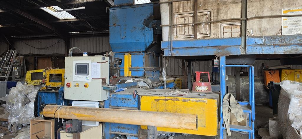 Picking Station W/Twin Ram Baler