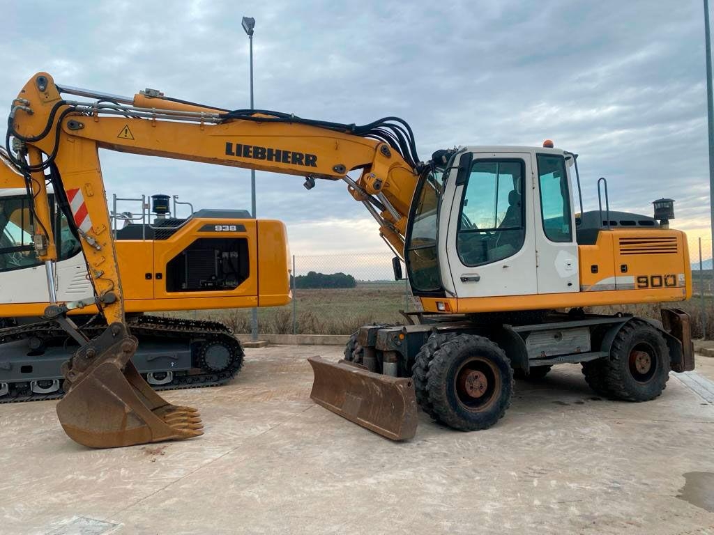 Liebherr A900C