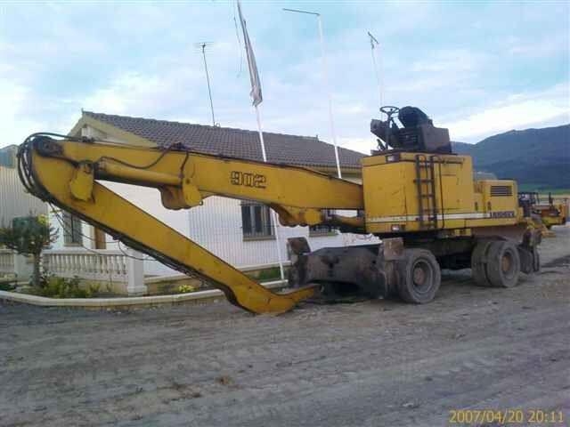 Liebherr A902
