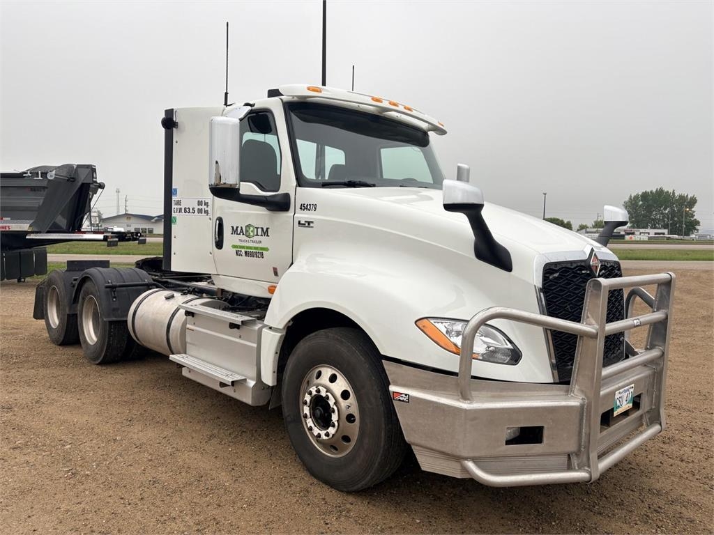 International LT DAY CAB
