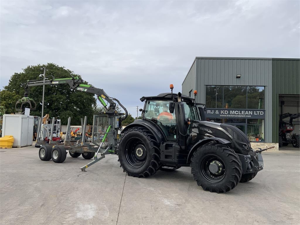 Valtra T214Versu Unlimited Twin Track Reverse Drive &amp;