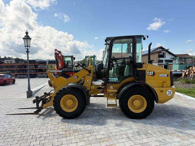 CAT 908M mit Schaufel und Gabel