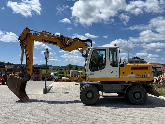 Pelle sur pneus Liebherr A 900 C — occasion 2010, 9 230 h