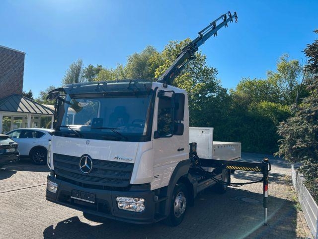 Mercedes-Benz 821 Atego Pritsche mit HIAB 066D Kran