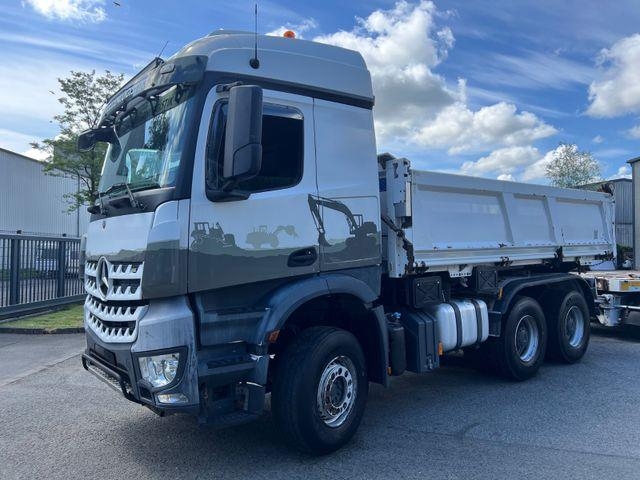 Mercedes-Benz Arocs 3352 BB Dreiseitenkipper Bordmatik