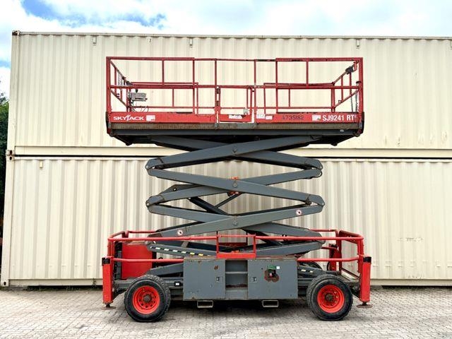 Nacelle à ciseaux SkyJack SJ9241RT 4x4 Diesel / 14.5 Meter — occasion, 2 092 h