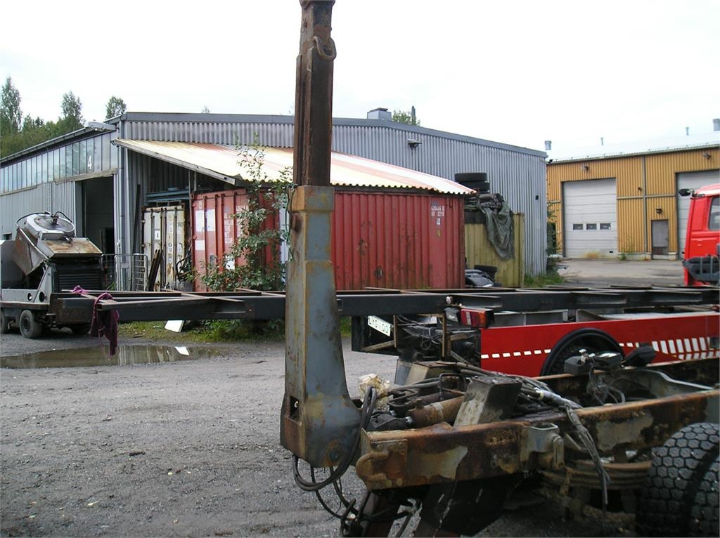 Hinaus auton puomisto ja vinssejä