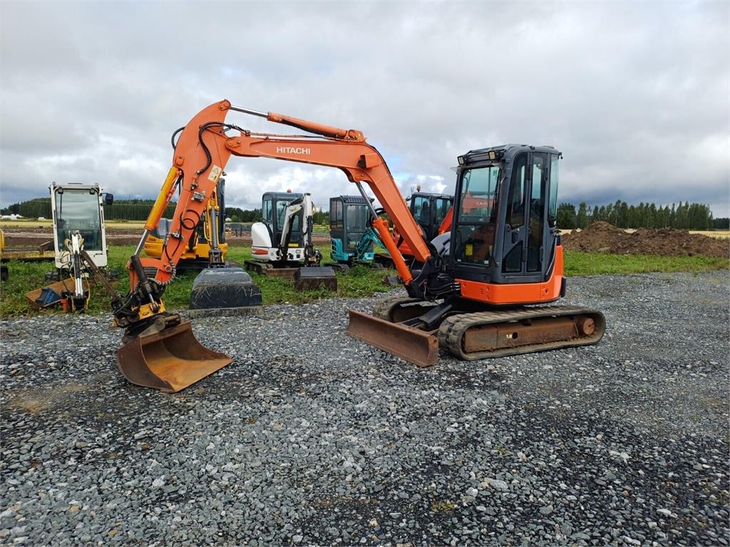 Hitachi Zaxis ZX50U Engcon pyörittäjällä