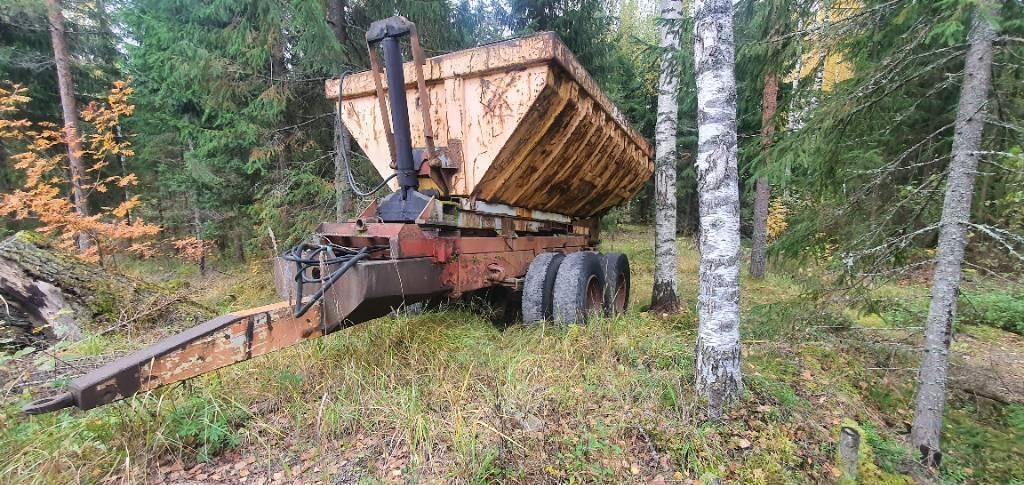 Kärry dumpperin lavalla