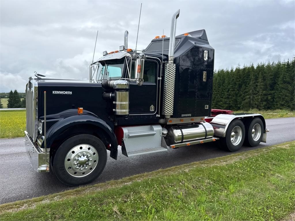 Kenworth W900B