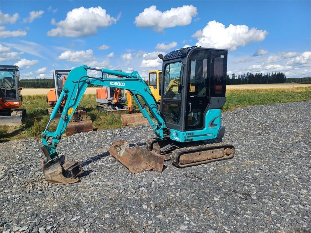 Kobelco SK17SR-3 kallistajalla