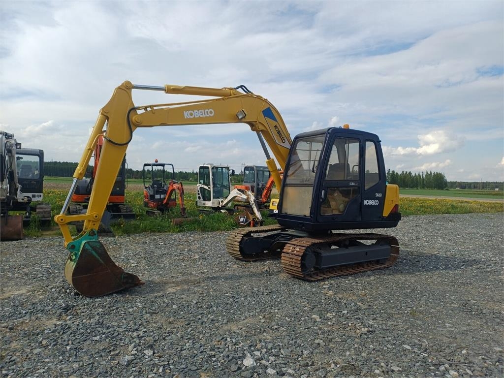 Kobelco SK60 rautateloilla