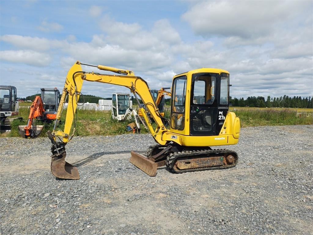 Komatsu PC27R-8 kallistuvalla liittimellä