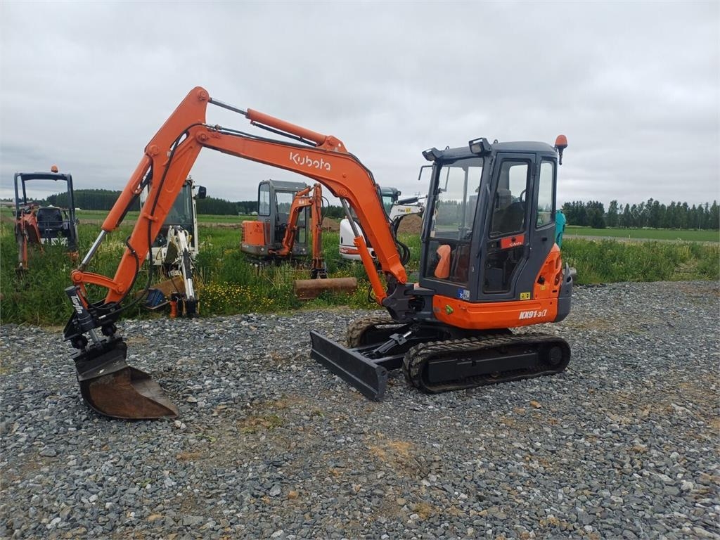 Kubota KX91-3 kallistuvalla liittimellä