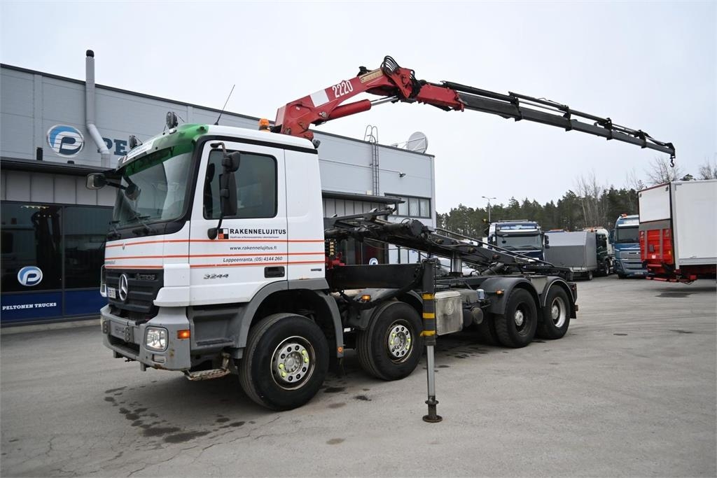 Mercedes-Benz Actros 3244 8x4 Rautajousinen nosturiauto