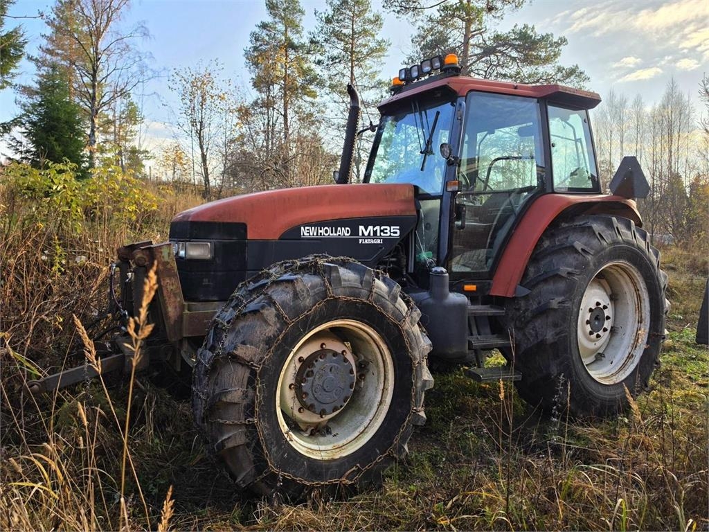 Tracteur agricole New Holland M135 4WD, Suurteholinko, Paripyörät, Etulevy — occasion 1998