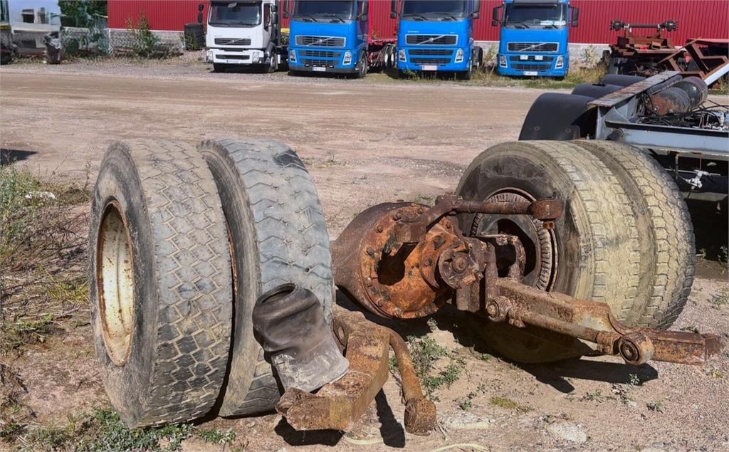 Scania taka-akseli renkaineen