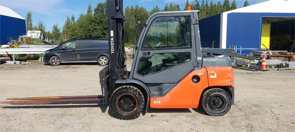 Toyota 4500 kg emelőerő / 4,5 m emelési magasság