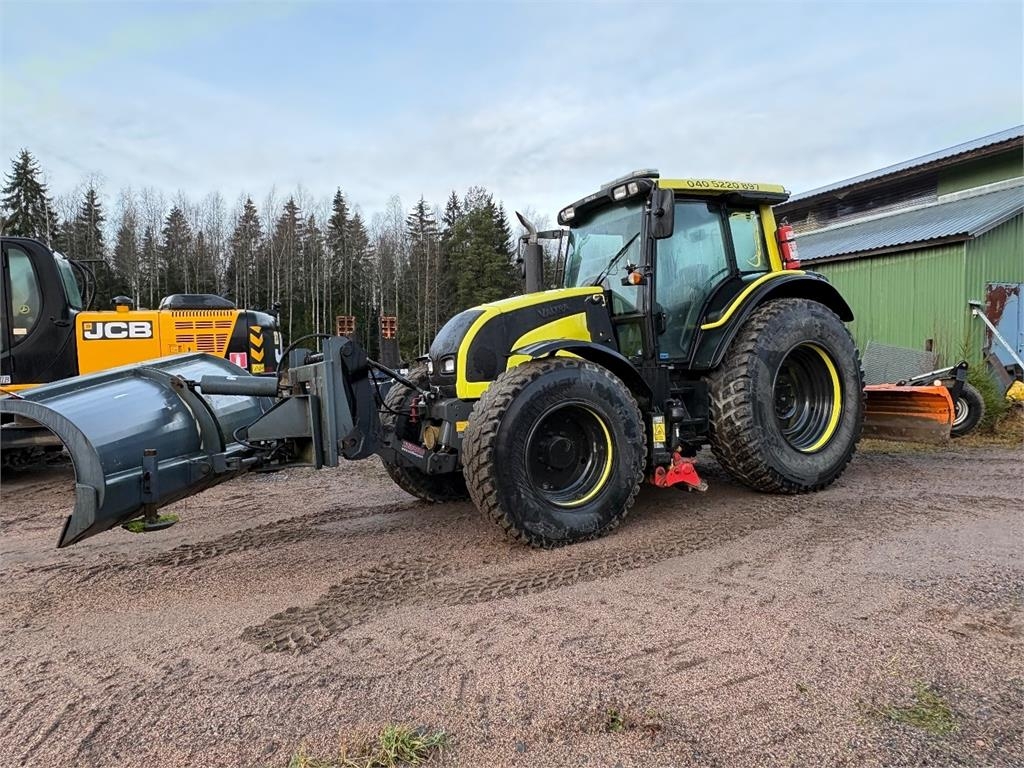 Valtra N141 LS Alaterällä. Etuaura ja takalana saatavilla