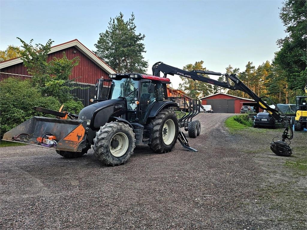 Valtra N82, kuormain, hakkuri, metsäperävaunu