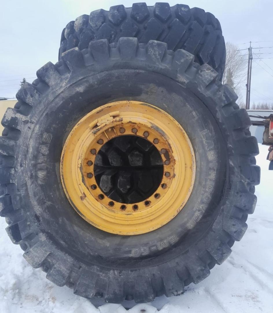 Volvo Dumpperin renkaat vanteilla 26,5-25