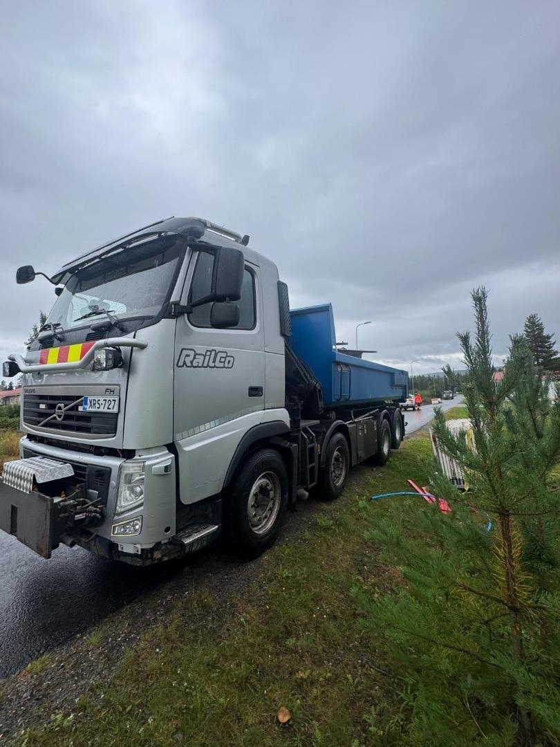 Camion plateau grue Volvo FH13 8x2 — occasion 2013