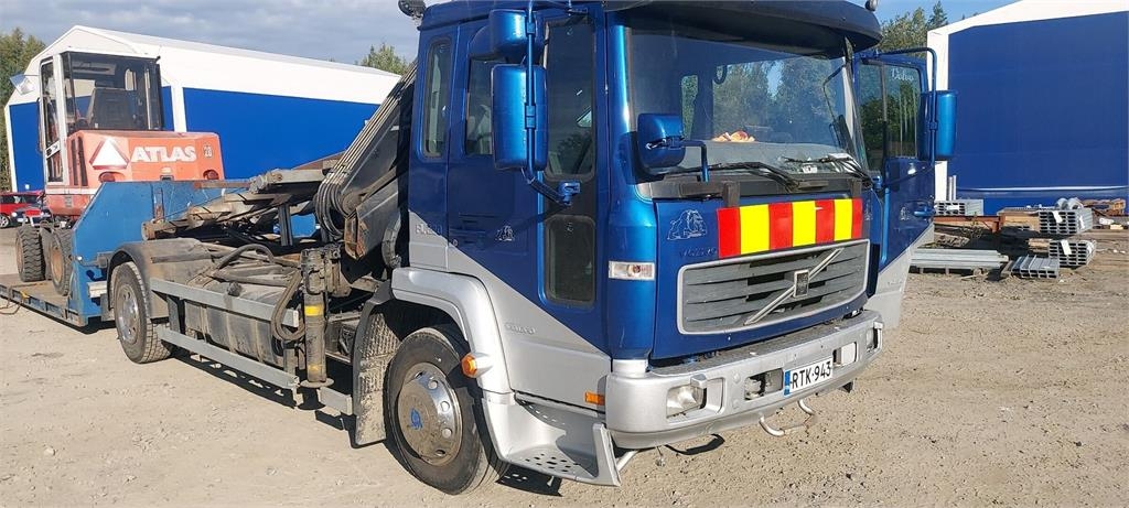 Camion plateau grue Volvo FL220 — occasion 2003