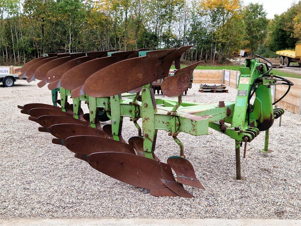 Dowdeswell DP1 6-furrow On Land Plough