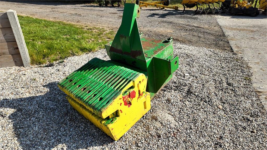 John Deere weight block with 18 x 50kg wafer weights