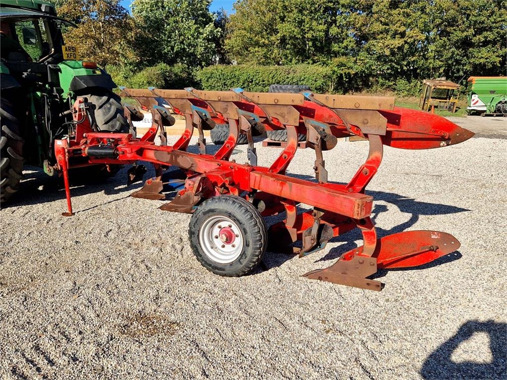 Massey Ferguson Overum 5 furrow plough