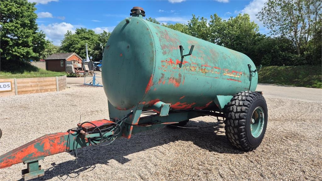 Trailed 800 gallon water bowser