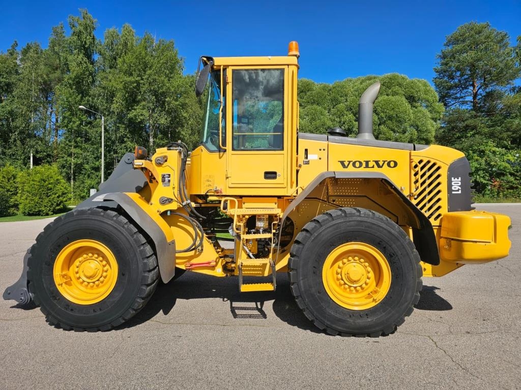 Volvo L90E + PIKALIITIN + KAHDET LISÄHYDRAULIIKAT + BSS