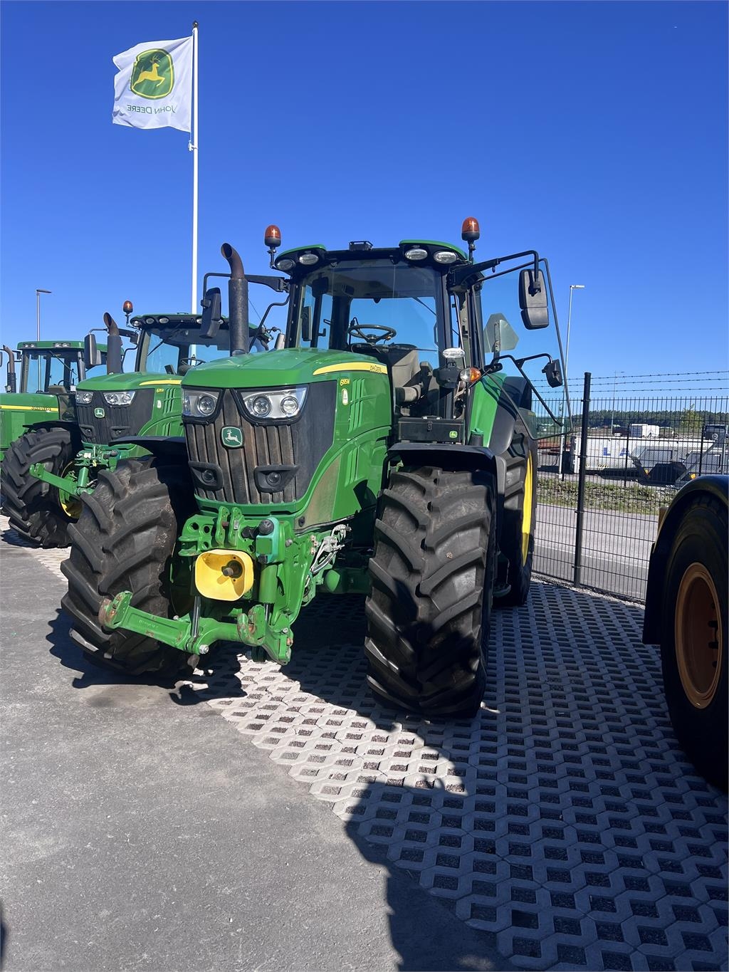 John Deere 6195M