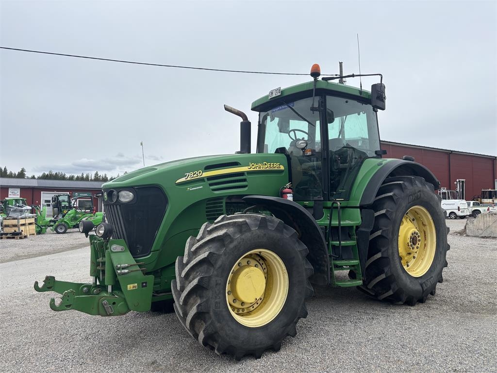 John Deere 7820