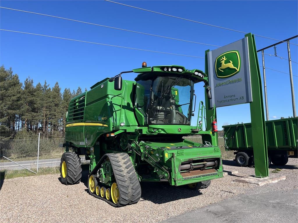 John Deere T670i