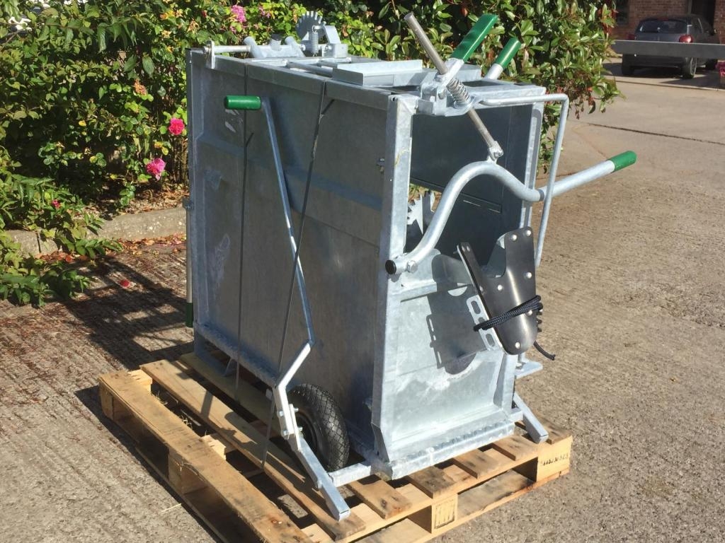 Condon Engineering deluxe dehorning crate