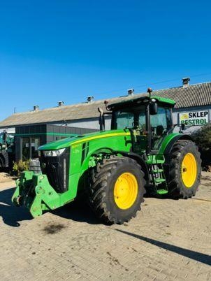 John Deere 8260R