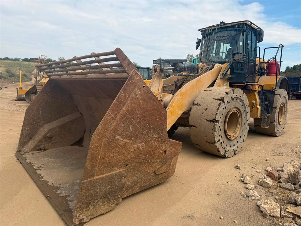 CAT 966M