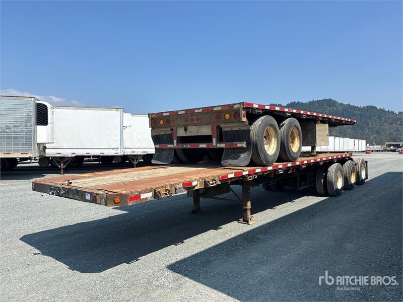 Doepker 32 ft Tri/A Lead Flatbed Trailer