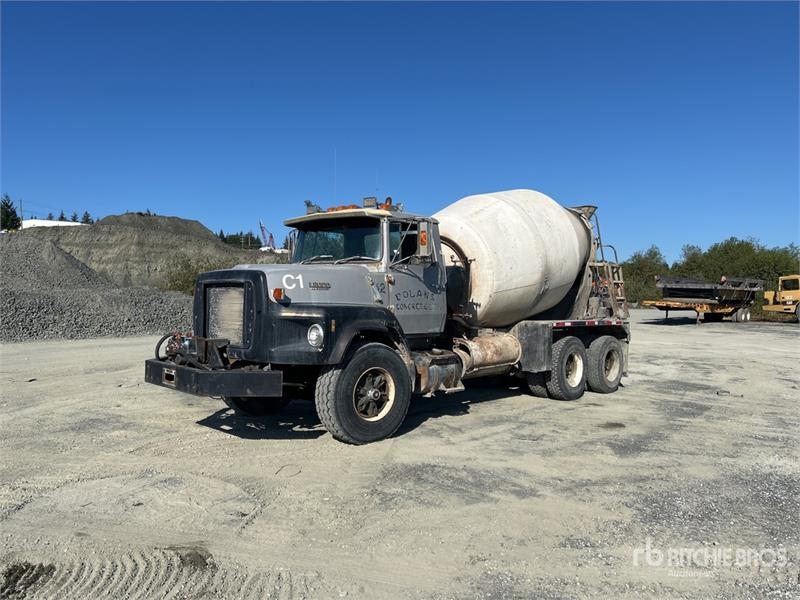 Camion malaxeur Ford L8000 — occasion 1988