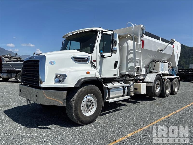 Freightliner 114SD