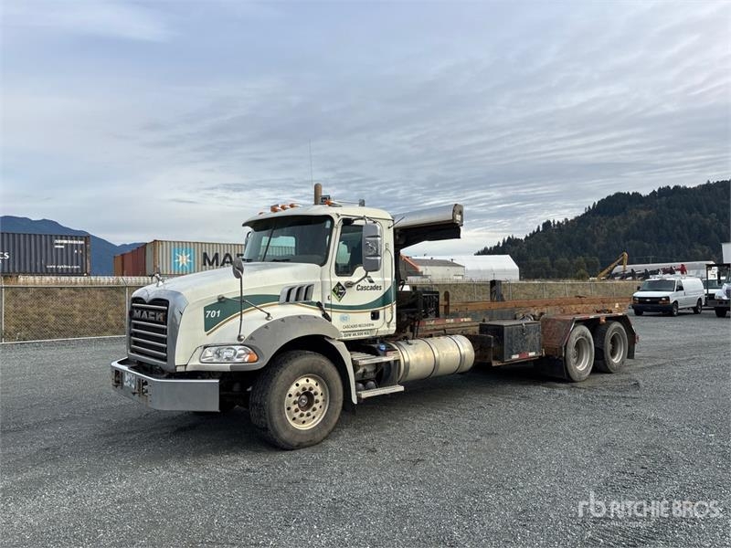Camion multibenne Mack GU813 — occasion 2015