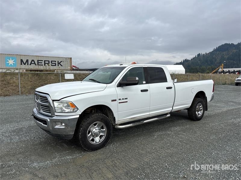 Fourgon utilitaire RAM 2500 4x4 Crew Cab Pickup — occasion 2015