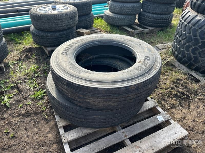 Pneu, roue et jante Bridgestone 11R24.5 Tires — occasion
