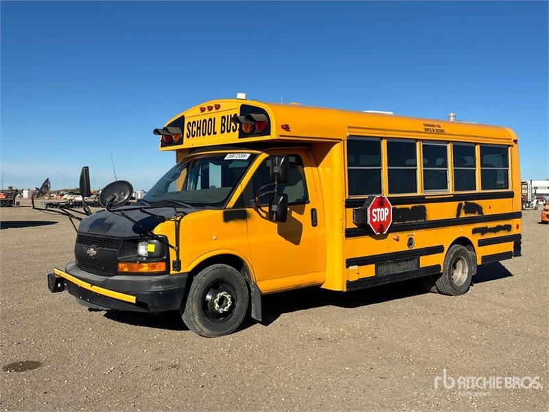 Minibus Chevrolet Express G3500 4x2 24-Seat School Bus — occasion 2011