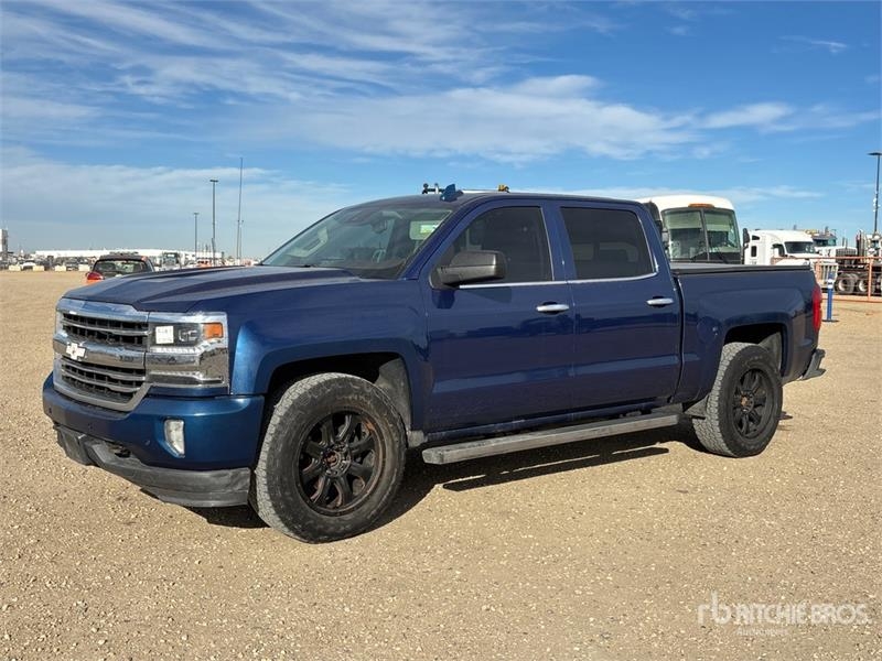 Fourgon utilitaire Chevrolet Silverado 1500 4x4 Crew Cab Pickup — occasion 2017